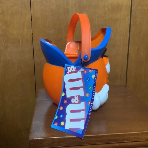 Mars~M&M Pirate Halloween Candy Bucket (1999) - Picture 6 of 9